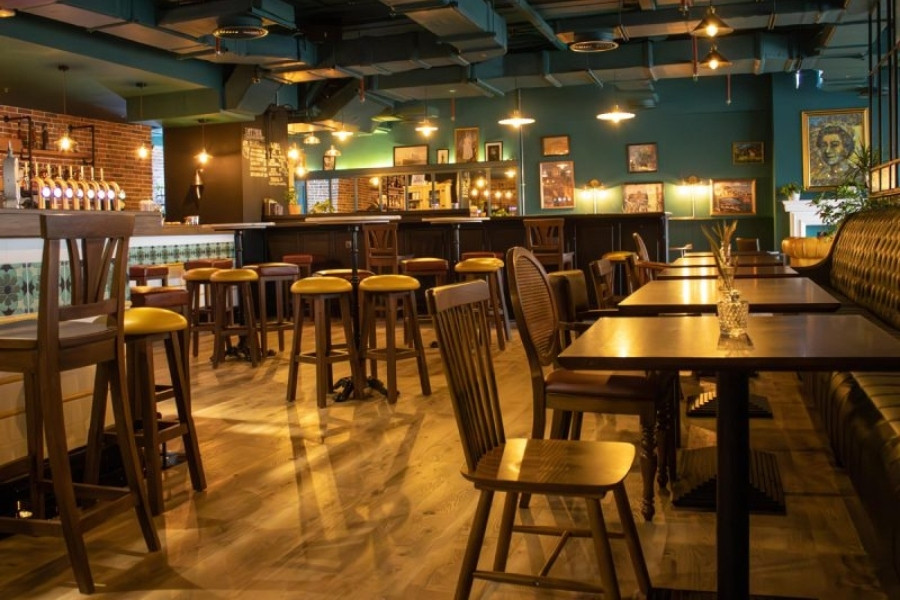 Pub celebration in Dubai with drinks and live music event